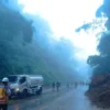 PMI Kabupaten Sukabumi mengerahkan truk tangki air untuk menyingkirkan tanah longsor